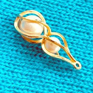 VTG 💎 gold & pearl 💎 twisted charm pendant